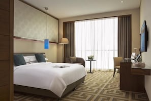 Minibar, in-room safe, desk, laptop workspace - Rosh Olaya Hotel (Riyadh)