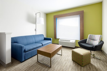 Desk, soundproofing, iron/ironing board, free WiFi. Holiday Inn Express & Suites Oakhurst - Yosemite Park Area by IHG
