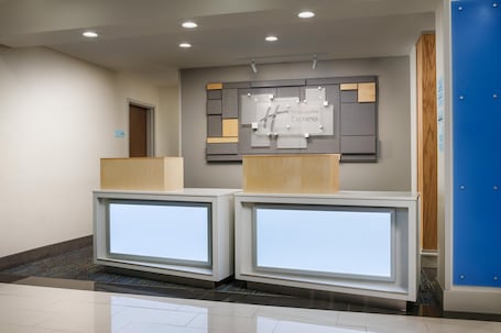 Lobby. Holiday Inn Express & Suites Oakhurst - Yosemite Park Area by IHG