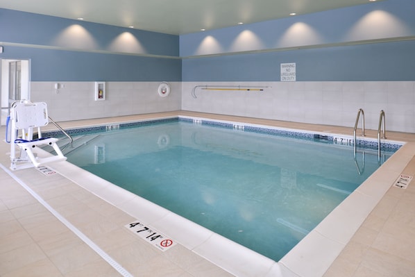 Piscina interna, funciona das 7h às 22h, espreguiçadeiras
