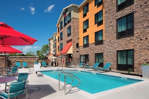 Piscina externa, guarda-sóis, espreguiçadeiras