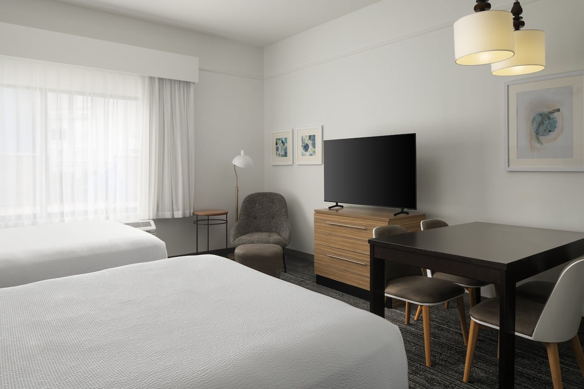 1 bedroom, desk, laptop workspace, soundproofing