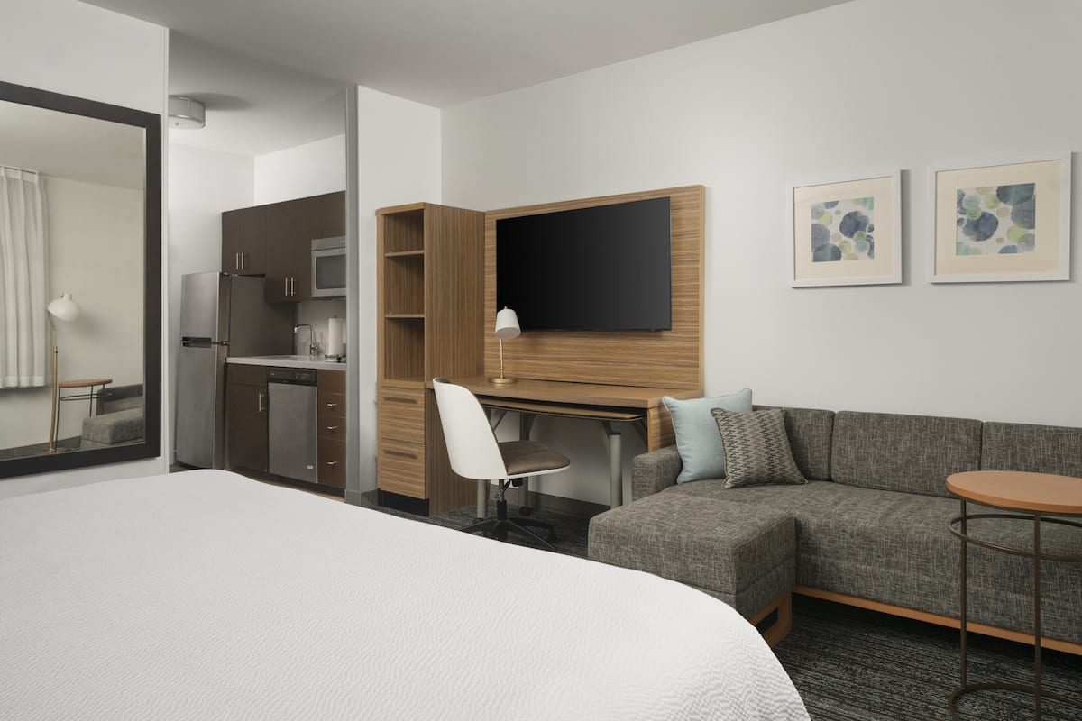 1 bedroom, desk, laptop workspace, soundproofing