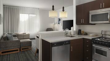 Full-size fridge, microwave, stovetop, dishwasher