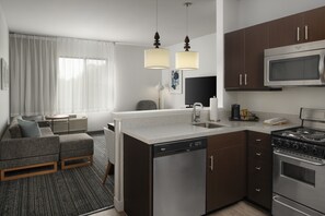 Full-size fridge, microwave, stovetop, dishwasher