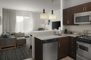 Geladeira grande, micro-ondas, cooktop, lava-louças