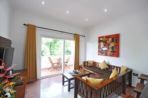 Departamento, 2 habitaciones | Sala de estar | Televisión de pantalla plana 