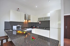 Departamento, 2 habitaciones | Cocina privada | Refrigerador con congelador, microondas y parrilla de estufa