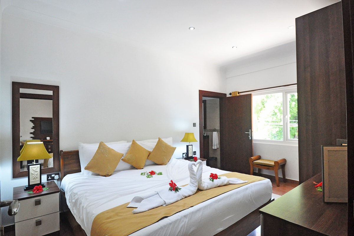 Three-Bedroom Apartment FF | 1 bedroom, in-room safe, blackout drapes, soundproofing