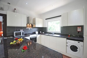 Refrigerador con congelador, microondas y parrilla de estufa