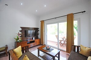 Departamento, 2 habitaciones | Sala de estar | Televisión de pantalla plana 