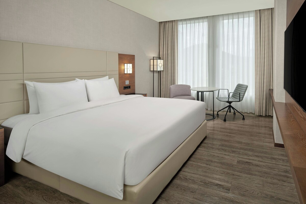 Premier Room, 1 King Bed | Pillow-top beds, minibar, in-room safe, desk