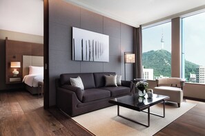 Suite, 1 cama de matrimonio grande, no fumadores | Colchones con acolchado adicional, minibar, caja fuerte y escritorio