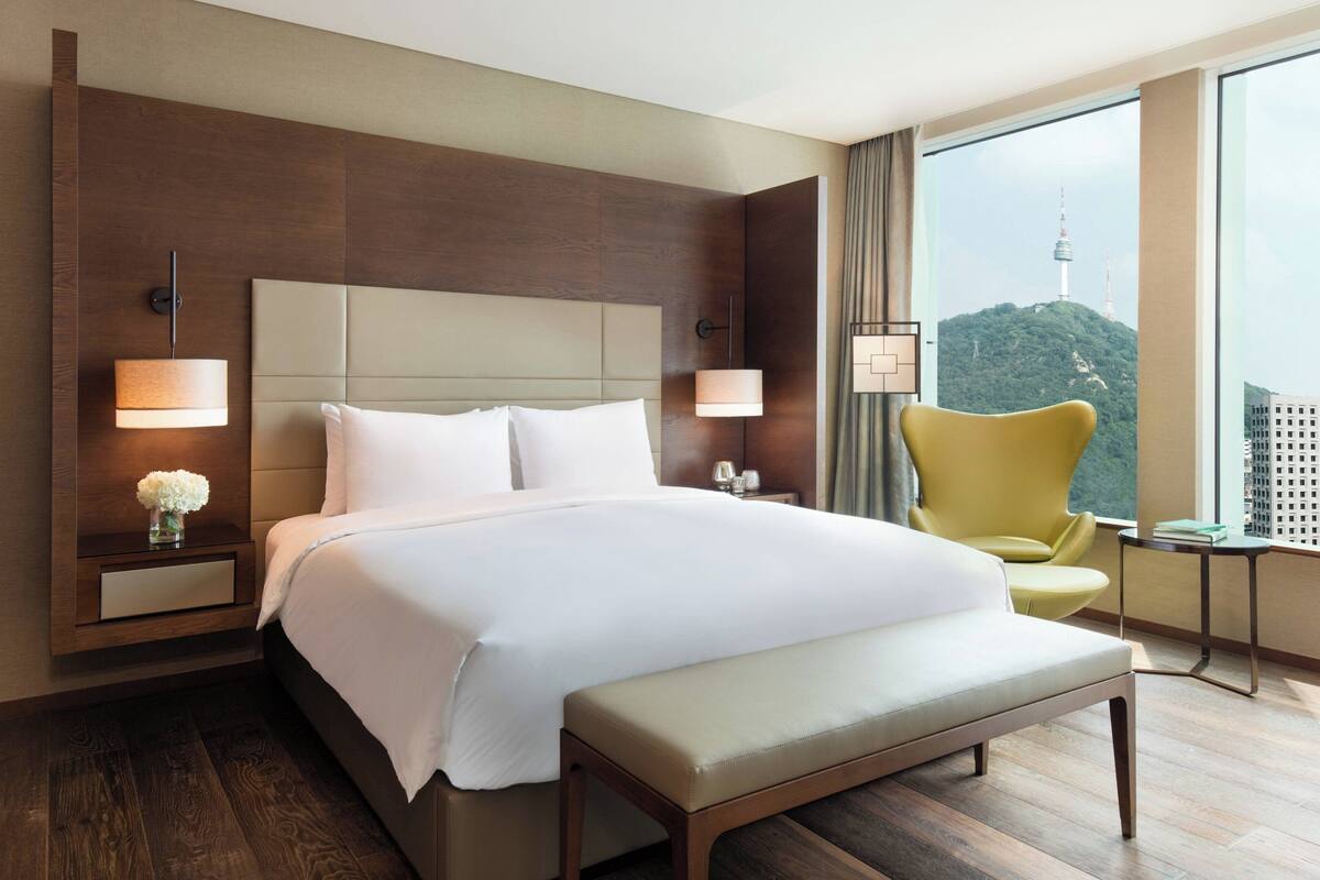 Suite, 1 Tempat Tidur King, Bebas Asap Rokok | Bantalan ekstra lembut, minibar, brankas, dan meja kerja