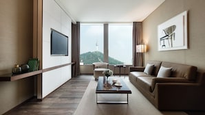 Suite Junior, 1 Tempat Tidur King, Bebas Asap Rokok, menara | Ruang keluarga | Televisi LED 49-inci dengan saluran TV satelit dan TV