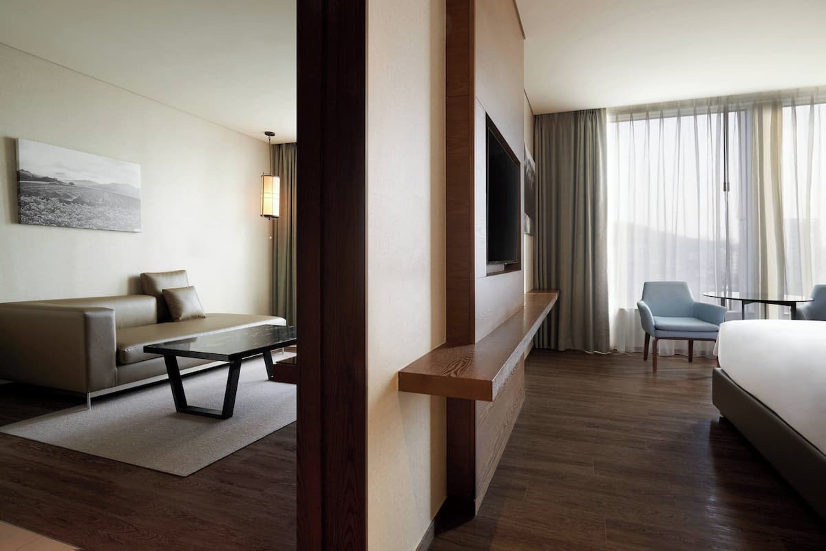 Suite Keluarga, 1 Tempat Tidur King, Bebas Asap Rokok | Bantalan ekstra lembut, minibar, brankas, dan meja kerja