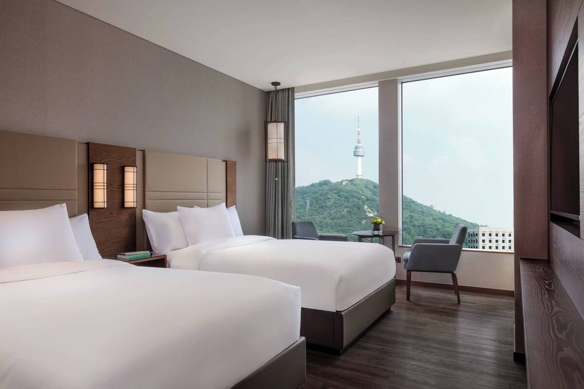 Kamar Premier, 2 Tempat Tidur Double | Bantalan ekstra lembut, minibar, brankas, dan meja kerja