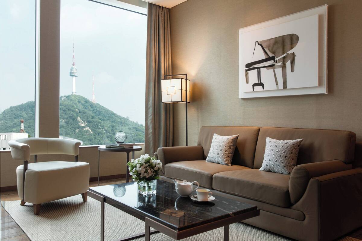 Suite Junior, 1 Tempat Tidur King, Bebas Asap Rokok, menara | Bantalan ekstra lembut, minibar, brankas, dan meja kerja