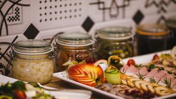 Se ofrece un desayuno bufé todos los días (por un coste adicional)