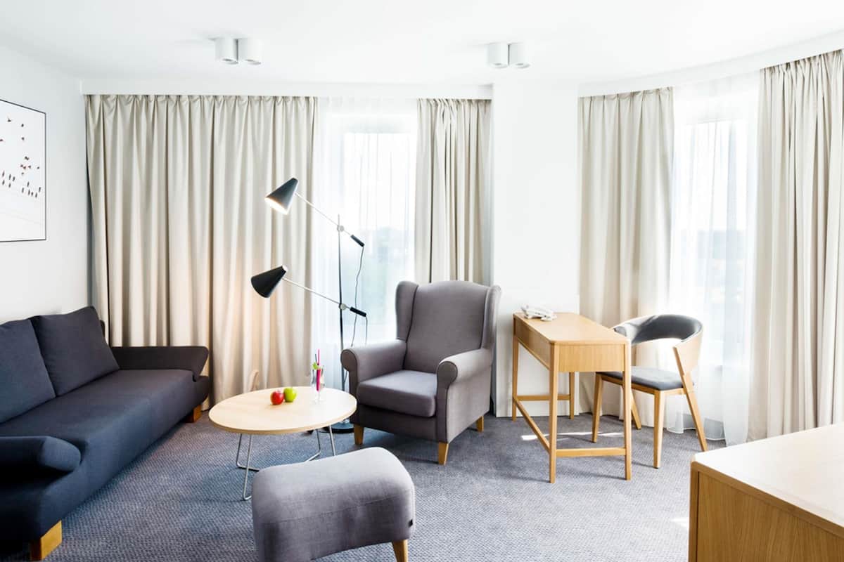 Standard Suite, 2 Double Beds | 1 bedroom, desk, soundproofing, free WiFi