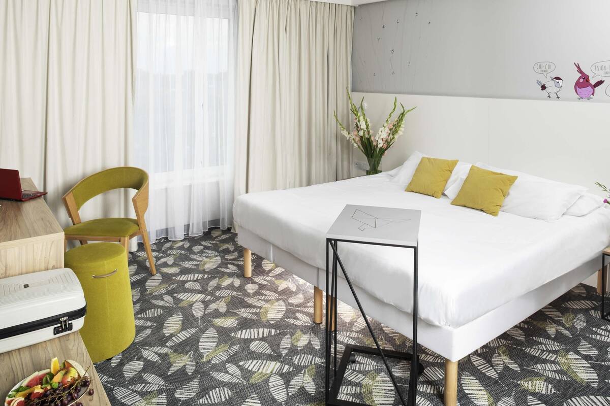 Työpöytä, äänieristys, ilmainen Wi-Fi, vuodevaatteet