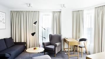 Suite estándar, 2 camas matrimoniales | Escritorio, insonorización, wifi gratis y ropa de cama
