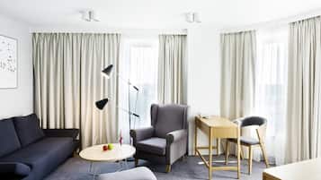 Suite estándar, 2 camas dobles | Escritorio, sistema de insonorización, wifi gratis y ropa de cama