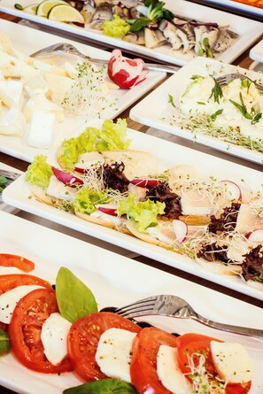 Daily buffet breakfast (PLN 60 per person)