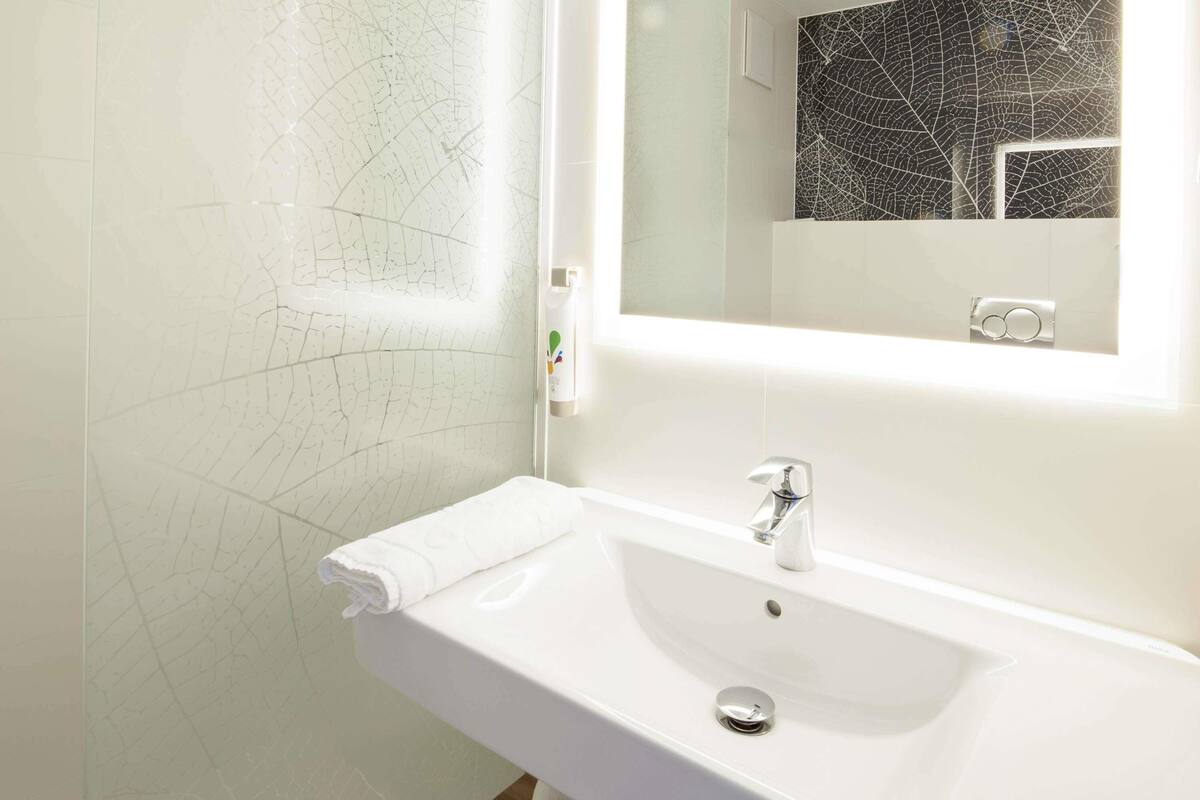 1 bedroom, desk, soundproofing, free wifi