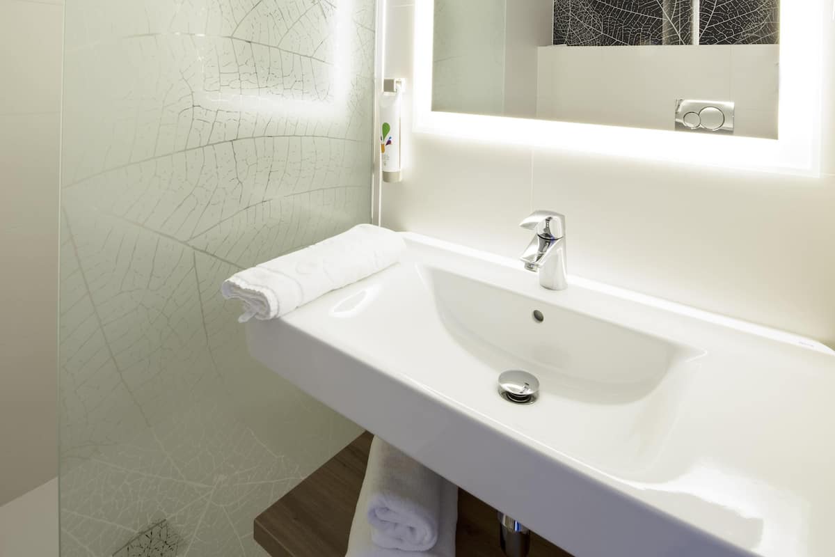 Standard Room, 1 Queen Bed | 1 bedroom, desk, soundproofing, free WiFi