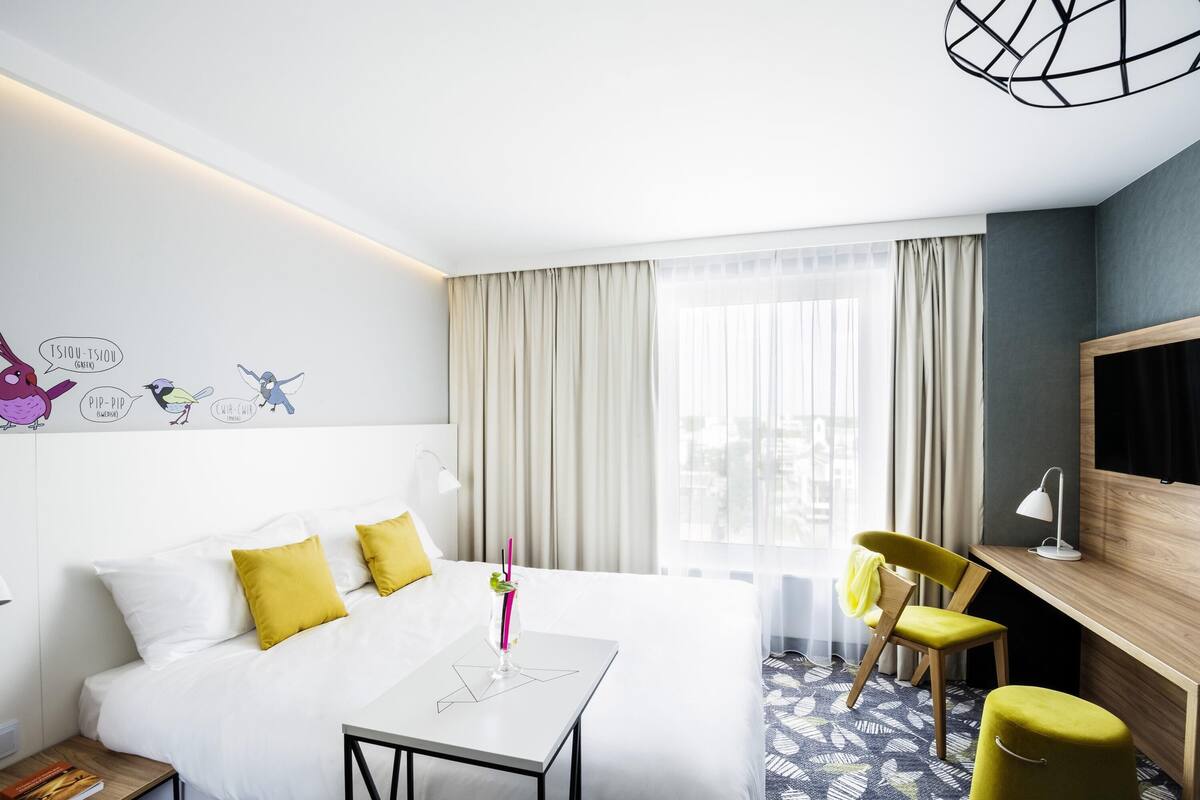 Escritorio, insonorización, wifi gratis y ropa de cama