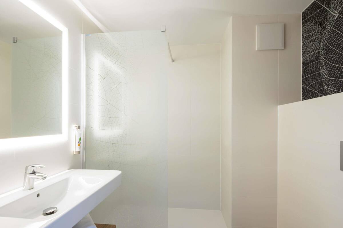 Suite estàndard, 2 llits dobles | 1 dormitori, escriptori, habitacions insonoritzades i wifi gratuïta