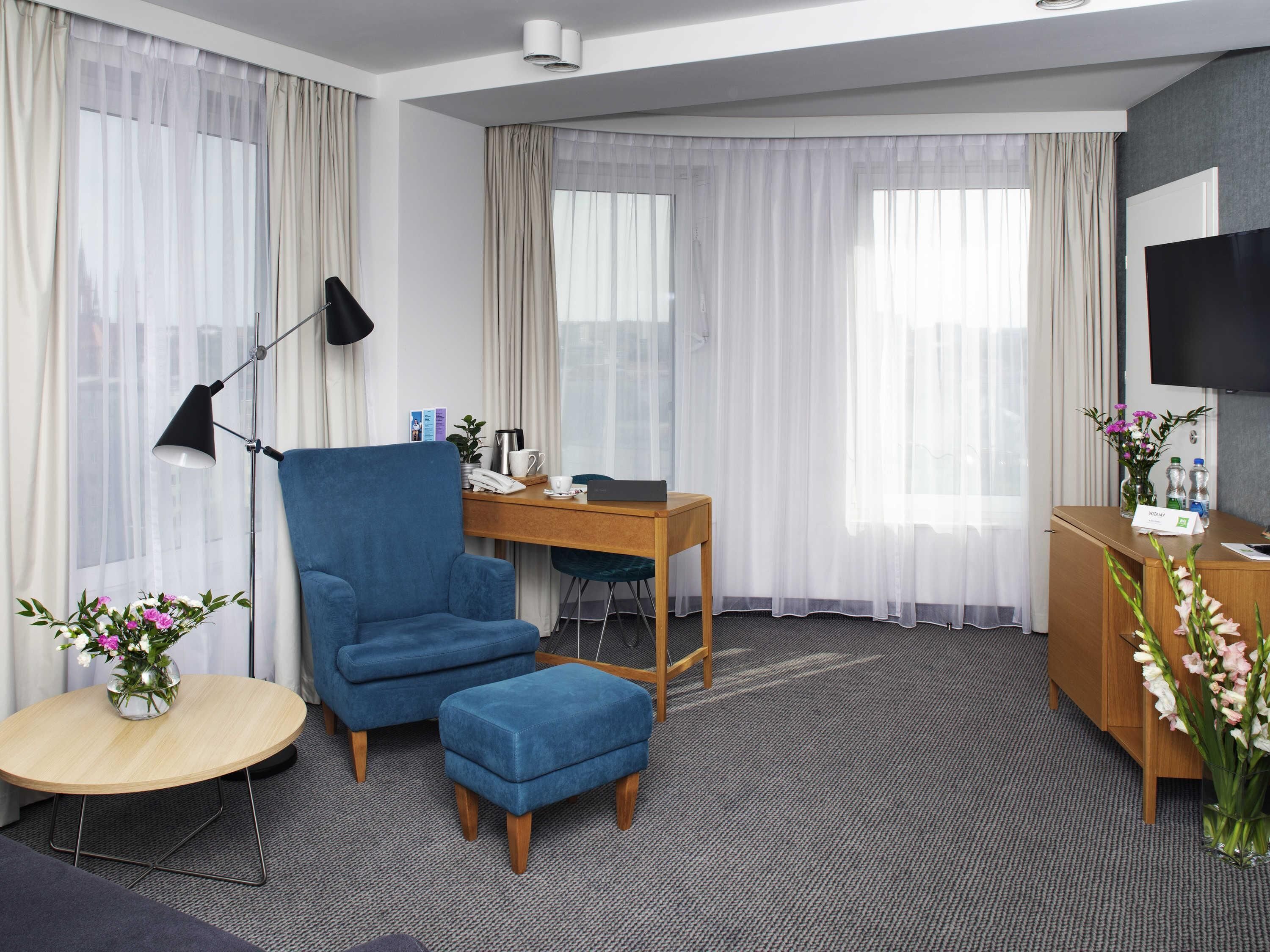 Desk, soundproofing, free WiFi, bed sheets