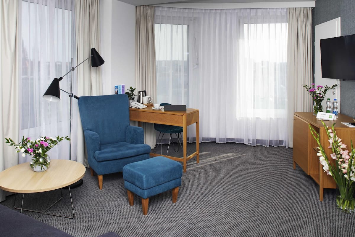 Standard Suite, 2 Double Beds | Desk, soundproofing, free WiFi, bed sheets