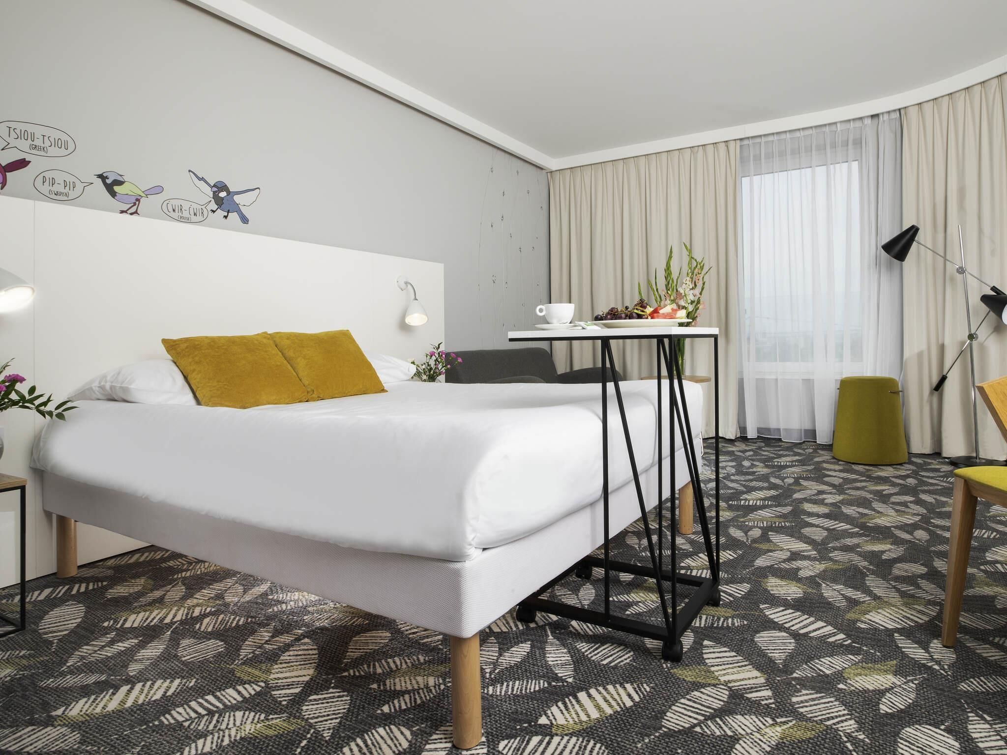 Quarto casal standard, 1 cama de casal e sofá-cama | Escrivaninha, quartos à prova de som, Wi-Fi de cortesia, roupa de cama