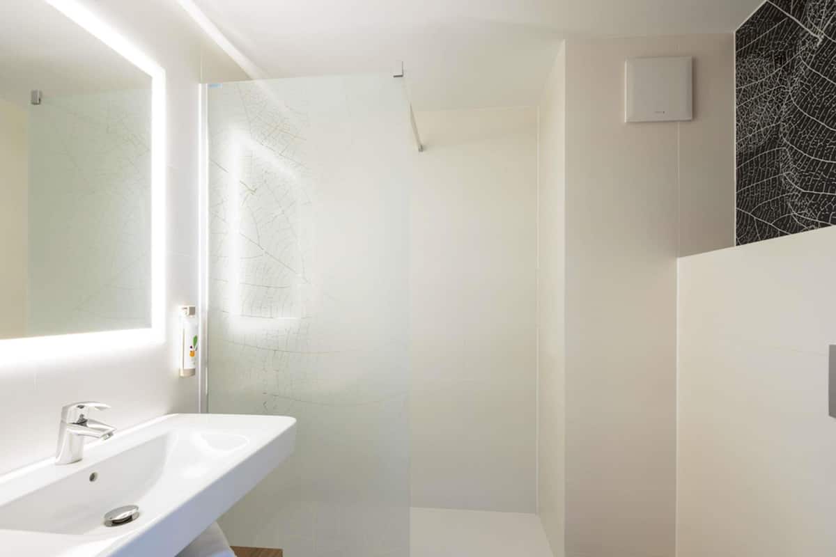 Desk, soundproofing, free WiFi, bed sheets