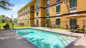 Una piscina al aire libre