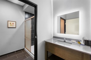 Articles de toilette (gratuits), séchoir à cheveux, serviettes fournies