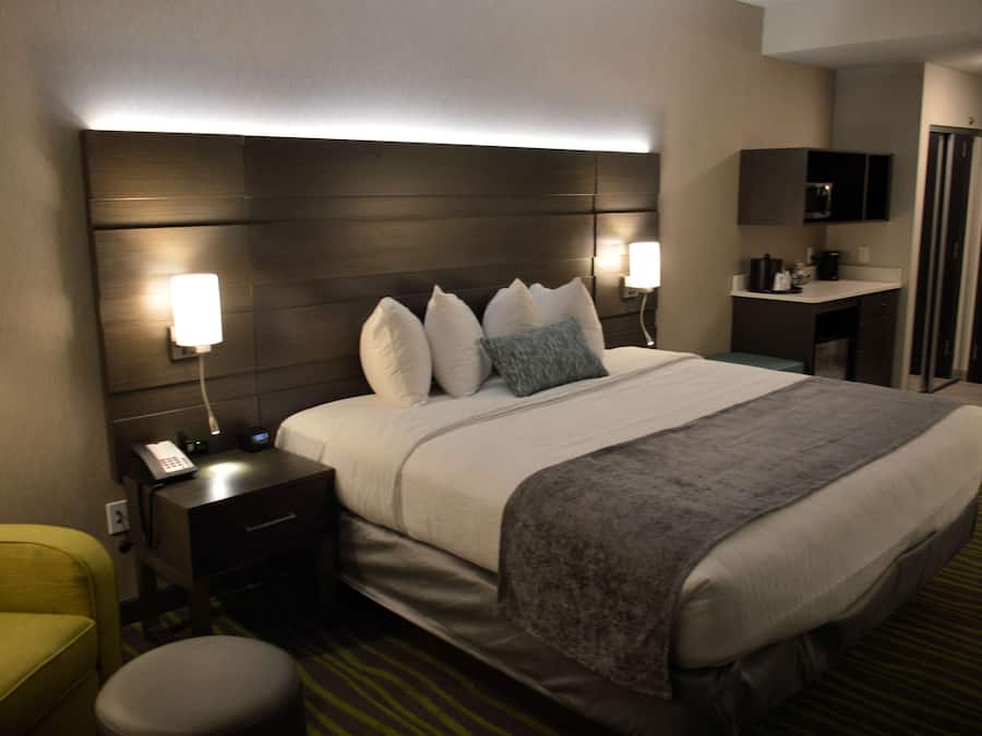 Safe på rommet, blendingsgardiner og strykejern/-brett