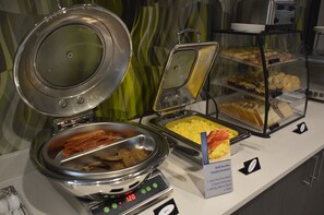 朝食 (フル ブレックファスト 、無料)