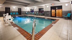 Une piscine intérieure dotée de plusieurs couloirs de nage, de rampes de sécurité et de divers types de sièges.