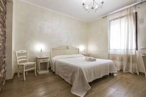 Comfort Double Room | Premium bedding, down comforters, memory foam beds, minibar - Morpheo Rooms (Alghero)
