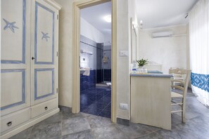 Comfort Triple Room | Bilik Mandi | Kelengkapan dandanan diri percuma, pengering rambut, jubah kanak-kanak 