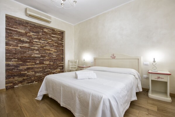 Comfort Double Room | Premium bedding, down comforters, memory foam beds, minibar - Morpheo Rooms (Alghero)