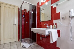 Chambre Double Confort | Salle de bain | Articles de toilette gratuits, sèche-cheveux, peignoirs pour enfants