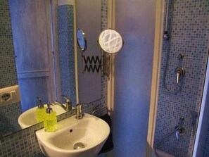 Habitación Deluxe, 1 cama de matrimonio, vistas a la ciudad | Baño | Ducha, artículos de higiene personal gratuitos y secador de pelo