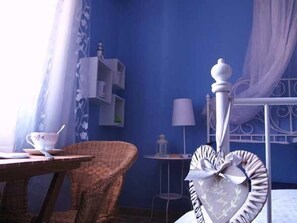 Deluxe Room, 1 Queen Bed, City View | Individually decorated, individually furnished, desk, iron/ironing board - B&B Il Faro di Alghero (Alghero)