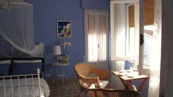Camera panoramica con letto matrimoniale o 2 letti singoli, 1 letto queen, vista baia | Con stile personalizzato, con arredamento individuale, una scrivania