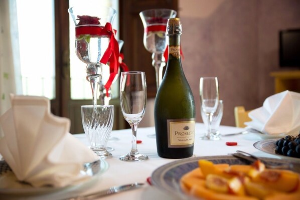 Breakfast and dinner served, local cuisine