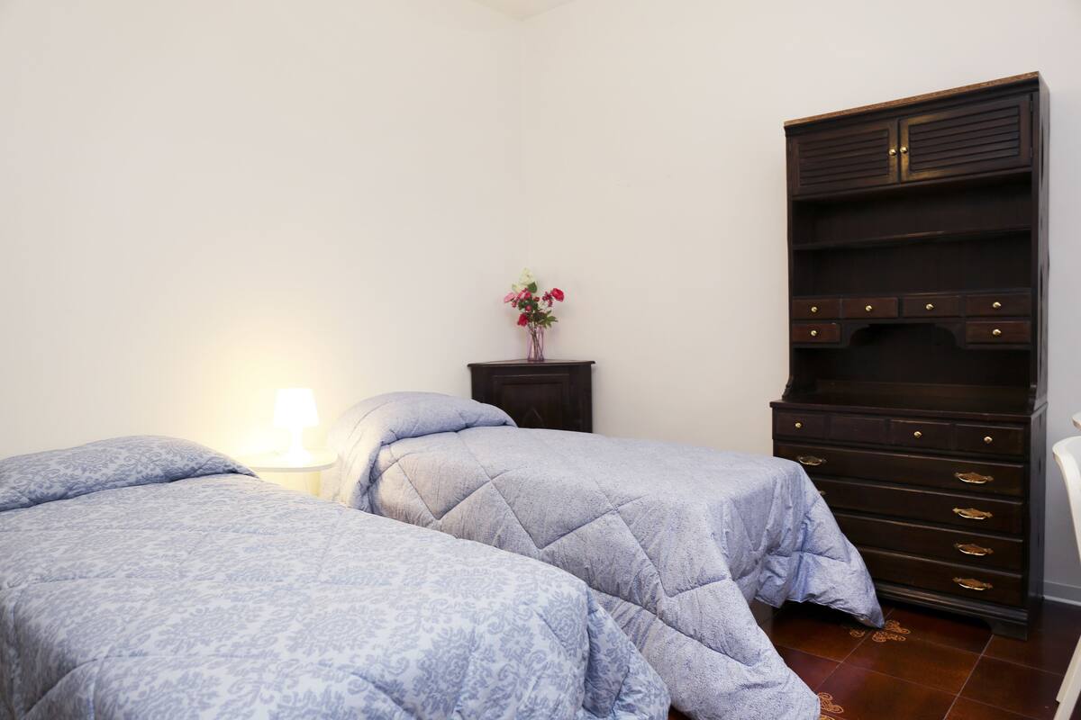 Habitación con 1 cama matrimonial o 2 individuales, varias camas (Miuccia) | 1 habitación, ropa de cama de alta calidad y escritorio